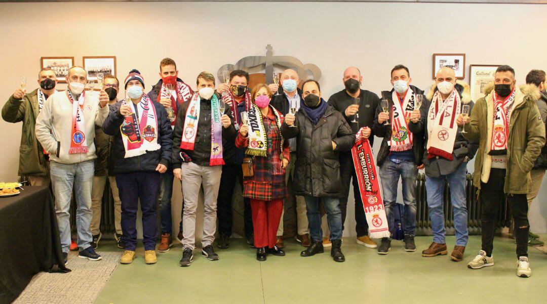 Chamorro, en el centro, brinda con las peñas de la Cultural