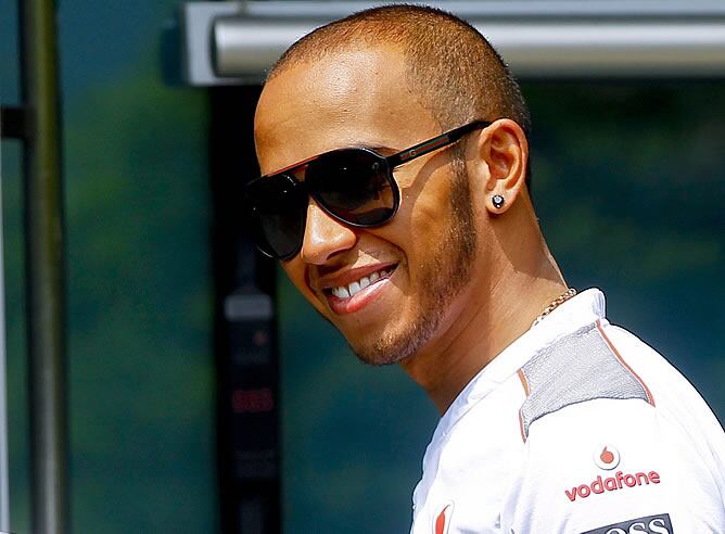 El piloto británico Lewis Hamilton sonríe en la calle de garajes del circuito de Shanghái