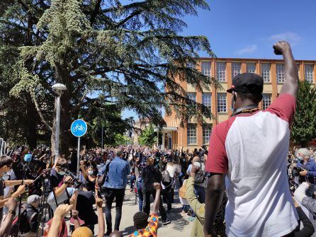 Uno de los convocantes alza el puño en memoria de George Floyd.
