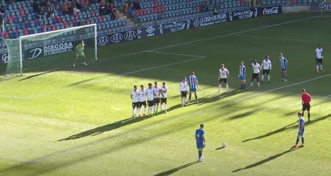 Pesca, instantes antes de materializar el empate (1-1) en El Helmántico de falta directa