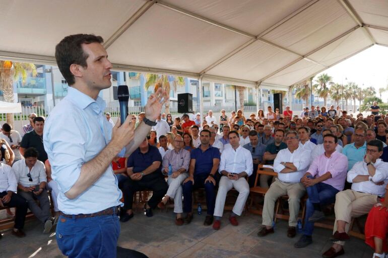 El candidato a la presidencia del PP Pablo Casado durante un encuentro con compromisarios en la localidad almeriense de Roquetas de Mar