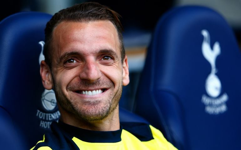 Roberto Soldado en el banquillo del Tottenham.