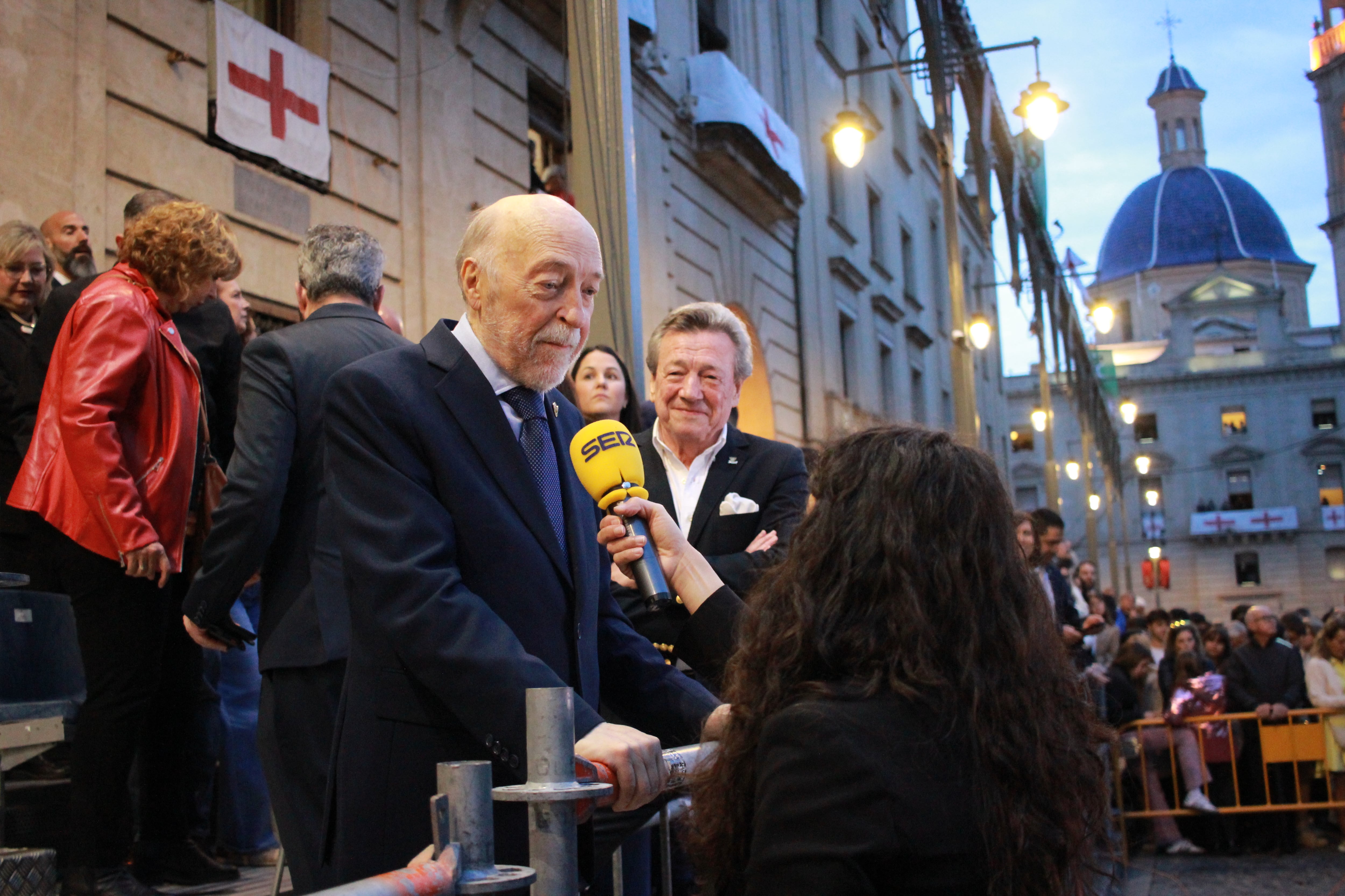 José María Valls Satorres atendiendo a Radio Alcoy tras el desfile de la Festa del Pasdoble.
