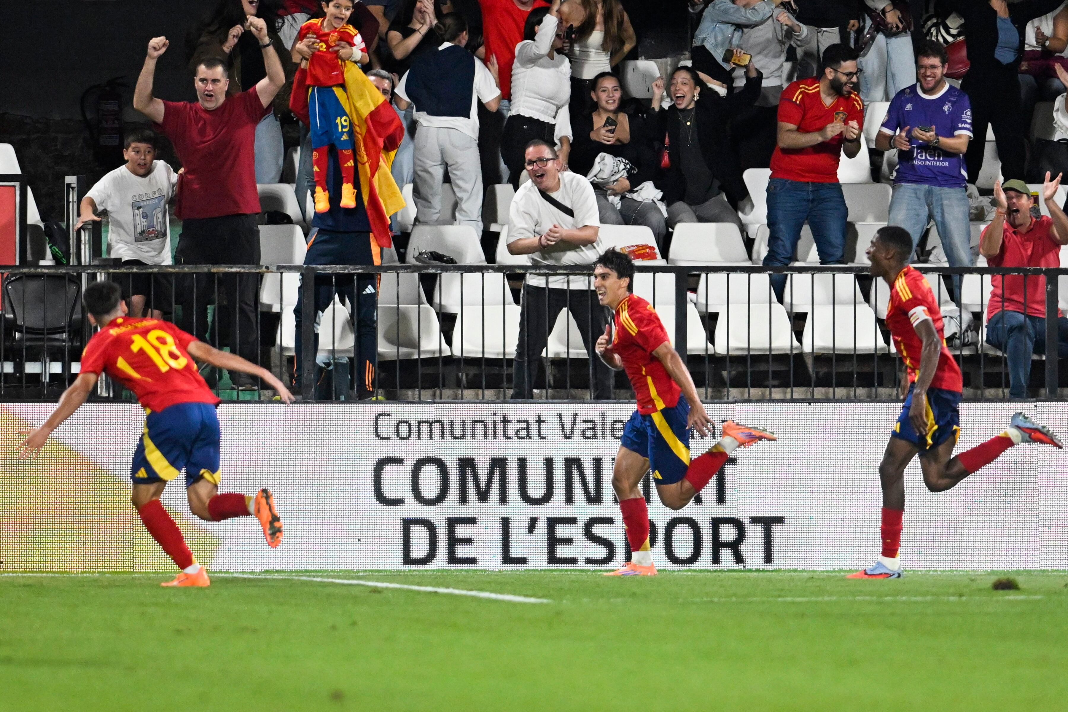 CASTELLÓN (COMUNIDAD VALENCIANA), 14/10/2025.- El delantero de España Gonzalo (c) celebra con sus compañeros el 2-1 conseguido durante el partido de la tercera jornada de la fase clasificatoria para el Europeo 2027 que disputan las selecciones sub-21 de España y Finlandia en el estadio SkyFi Castalia de Castellón. EFE/Andreu Esteban
