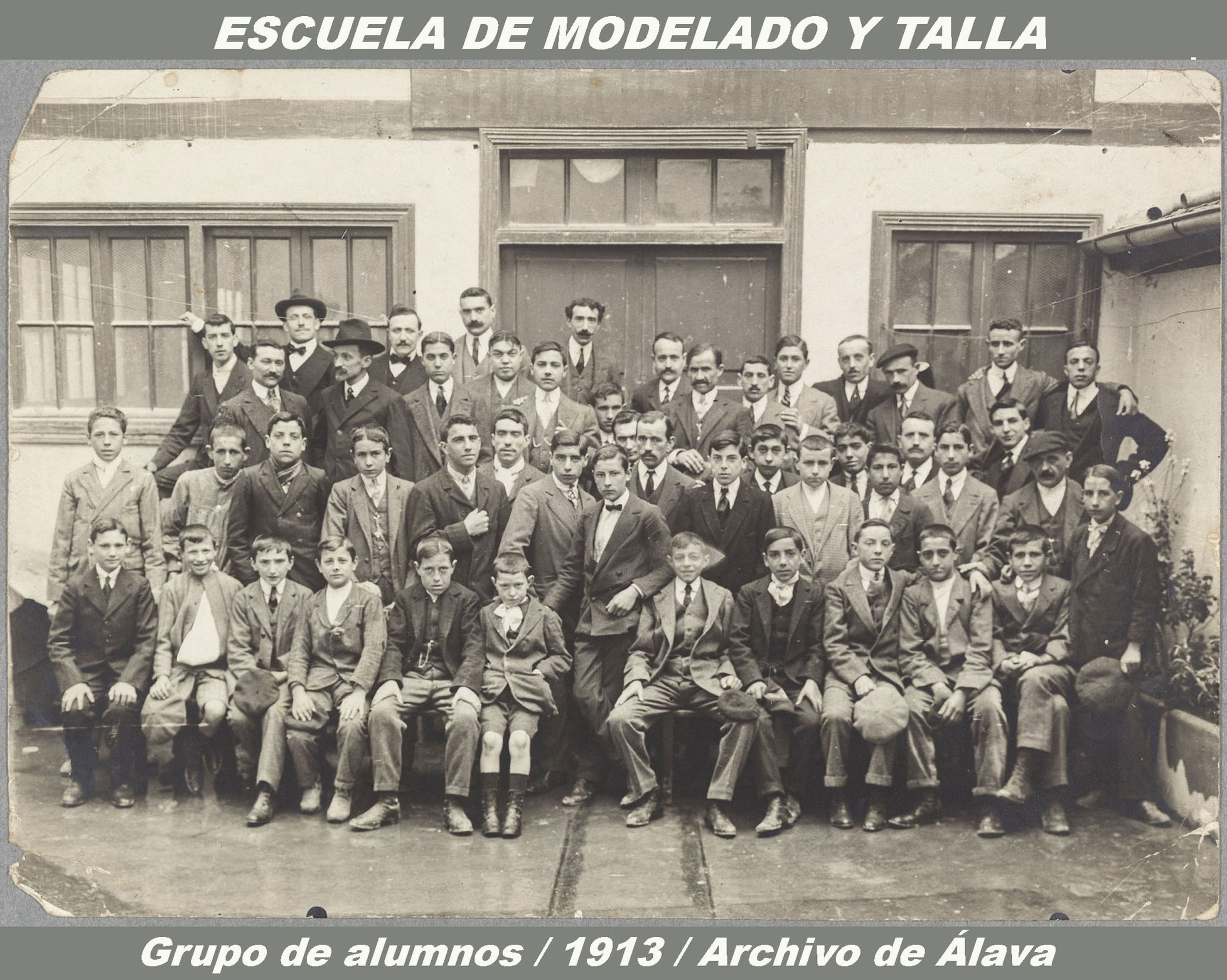 Grupo de alumnos de la escuela de Modelado y Talla (1913); Archivo de Álava