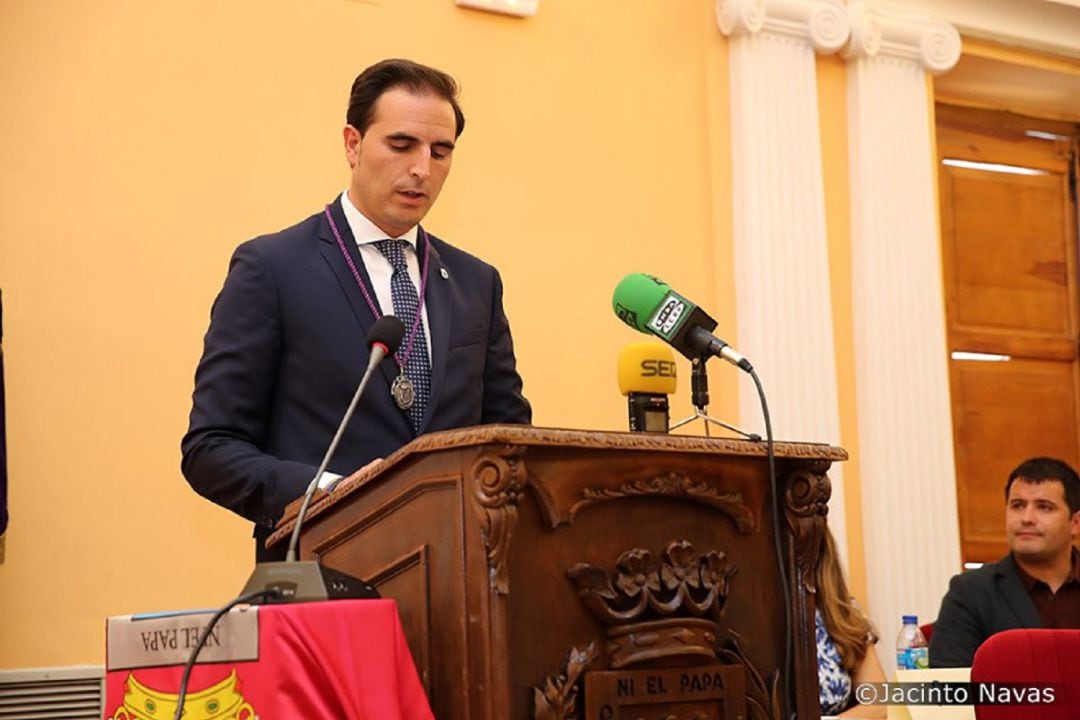 Guzmán Gómez tomando posesión como Alcalde de Medina del Campo