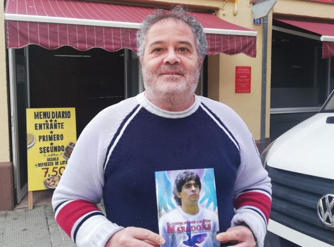 Antonio Torres con su obra dedicada a Maradona.