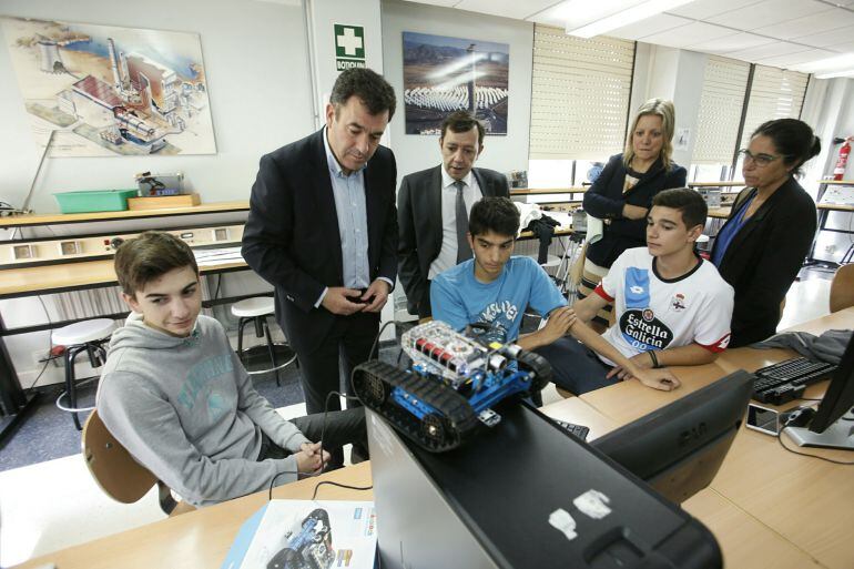 El conselleiro de Educación, Román Rodríguez, en el IES Pontepedriña (Santiago)