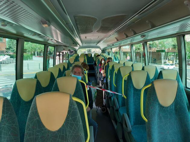 pasajeros deben mantener la distancia social en el interior del vehículo