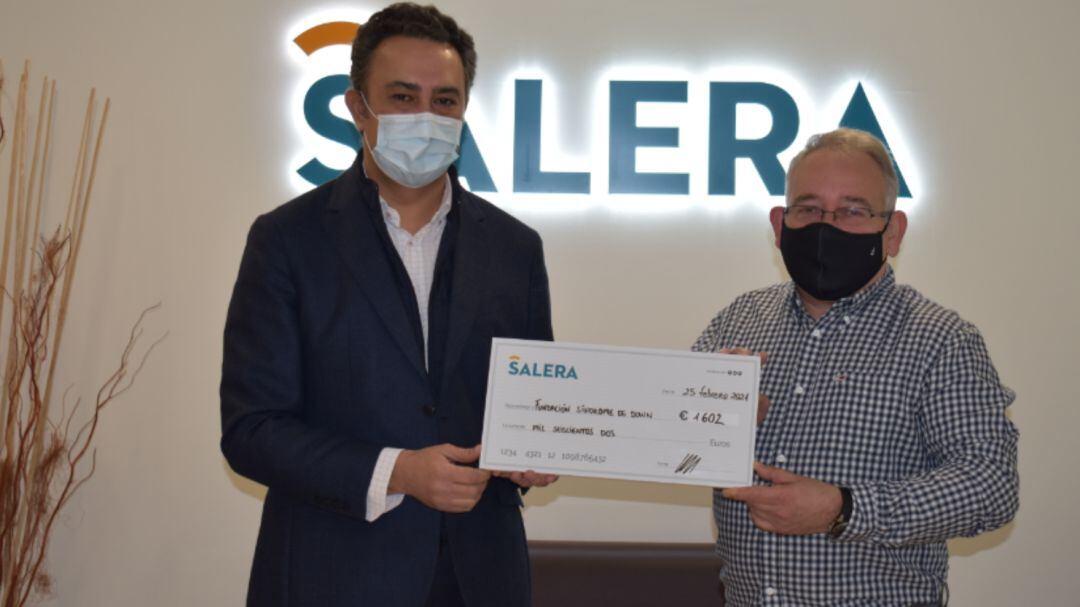 Entrega de un cheque de una campaña solidaria de la Salera a la Fundación Síndrome de Down 