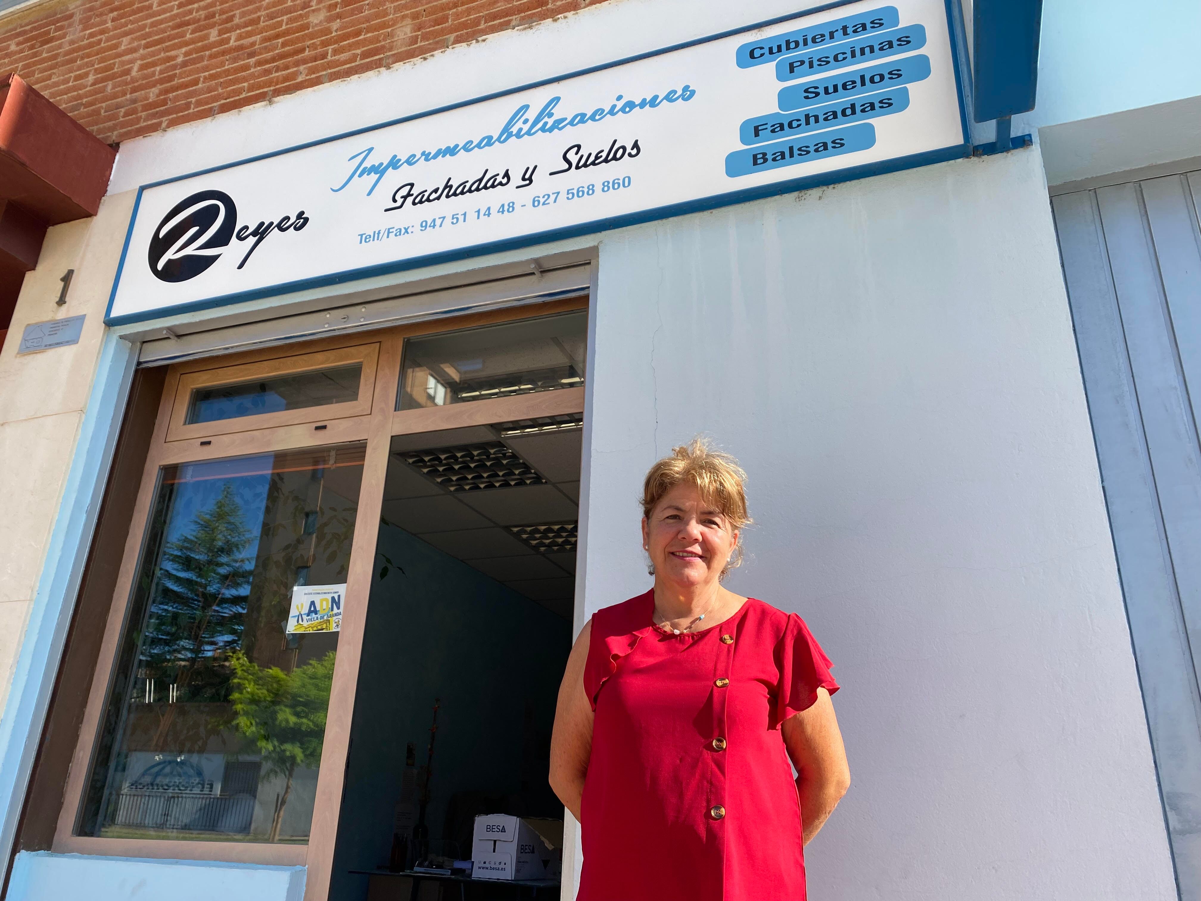 Reyes, junto a la fachada de su negocio