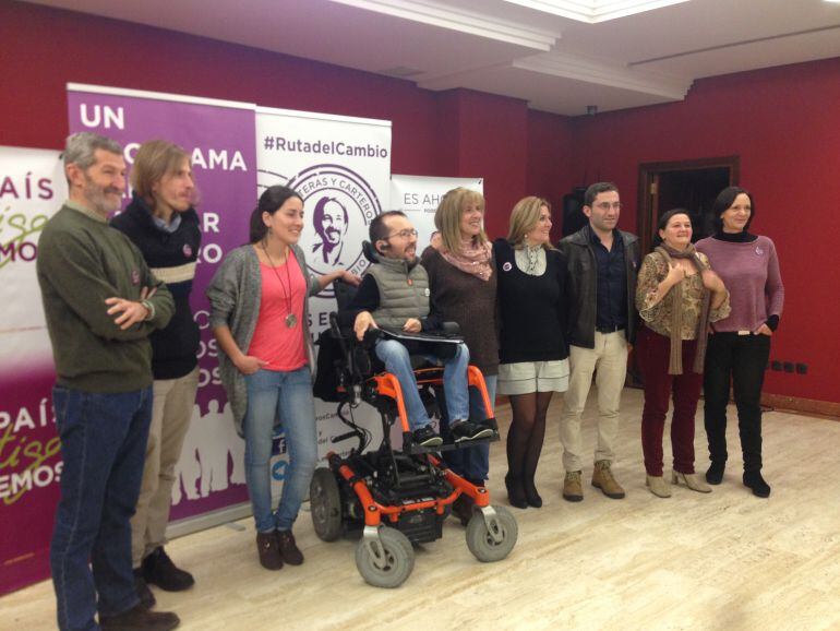 El diputado en las Cortes en Aragón, Pablo Echenique, junto a los candidatos al Congreso, Julio Rodríguez, Carolina Bescansa, Rafa Mayoral y Ana Marcello y el procurador de las Cortes de Castilla y León, Pablo Fernández