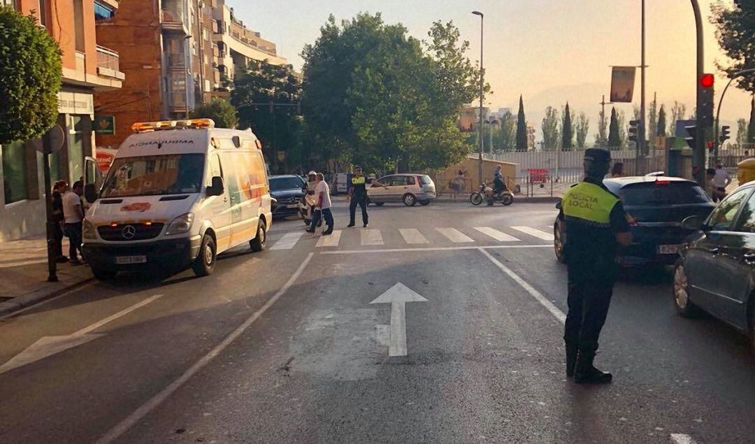 Una ambulancia atiende a los dos menores heridos en el atropello.