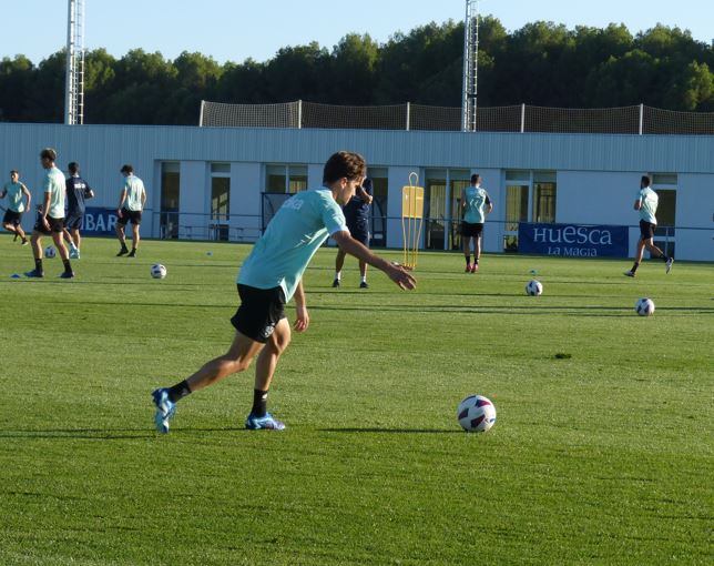 Javi Martínez durante un entrenamiento de la SD Huesca