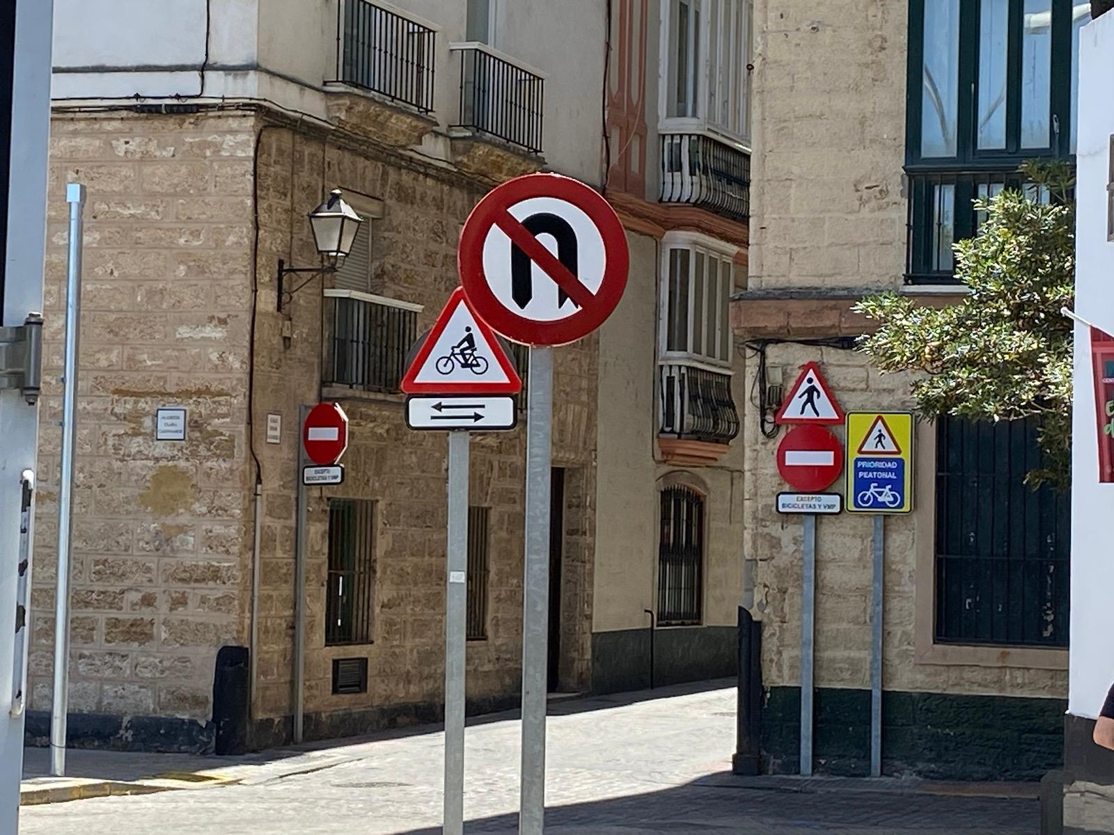 Batiburrillo de señales en las calles de Cádiz. Entrada por la Alameda de la calle Fermín Salvochea