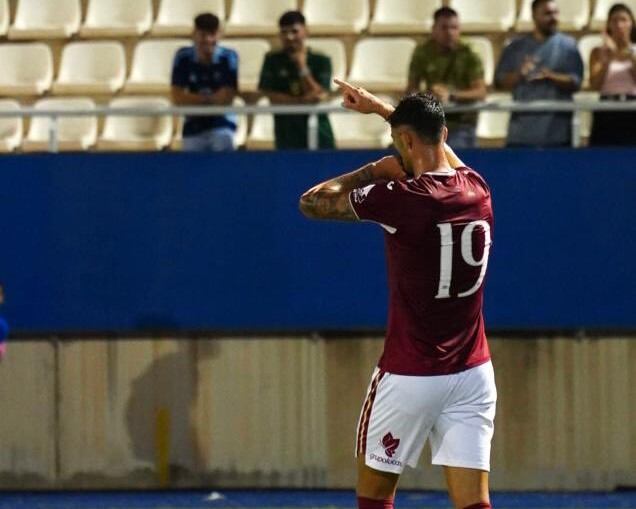 Matheus Cadorini celebra un gol de pretemporada 2025-26 en Lorca.