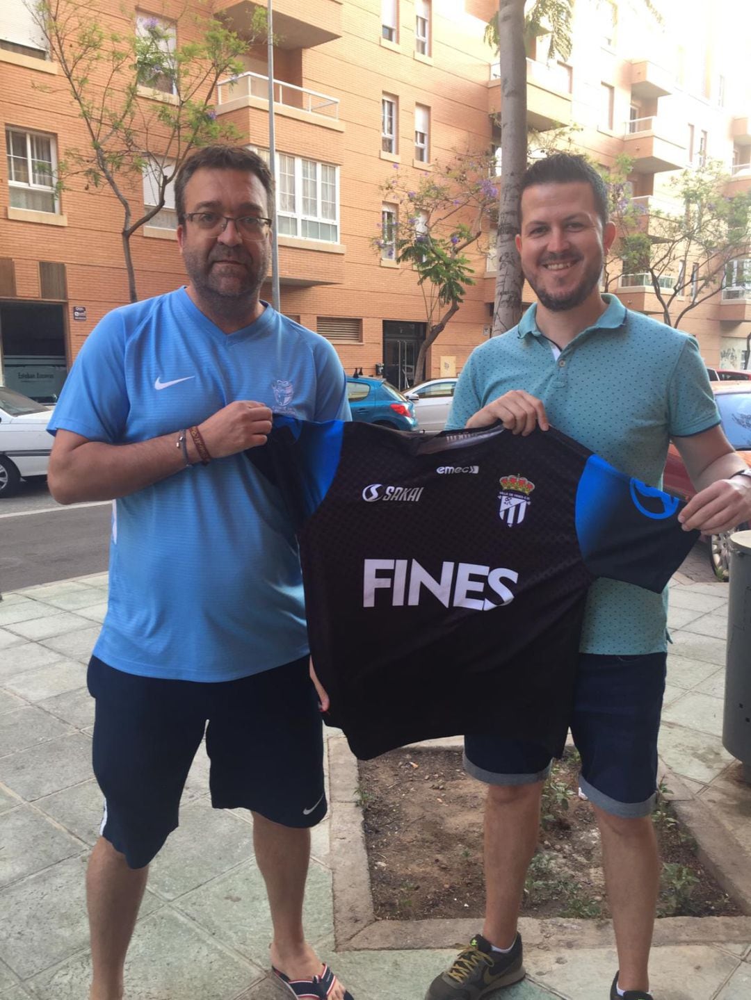 Francisco Cano y Juan Romera con la camiseta del Fines.