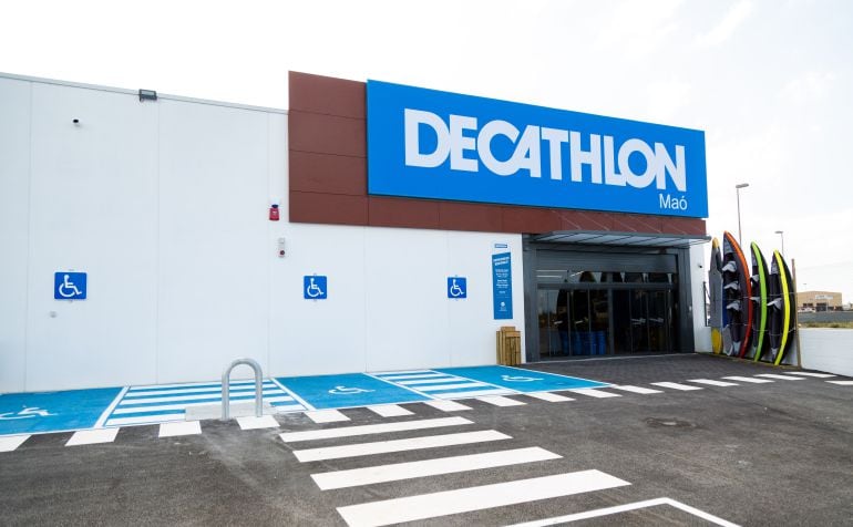 Entrada a un Decathlon en Maó