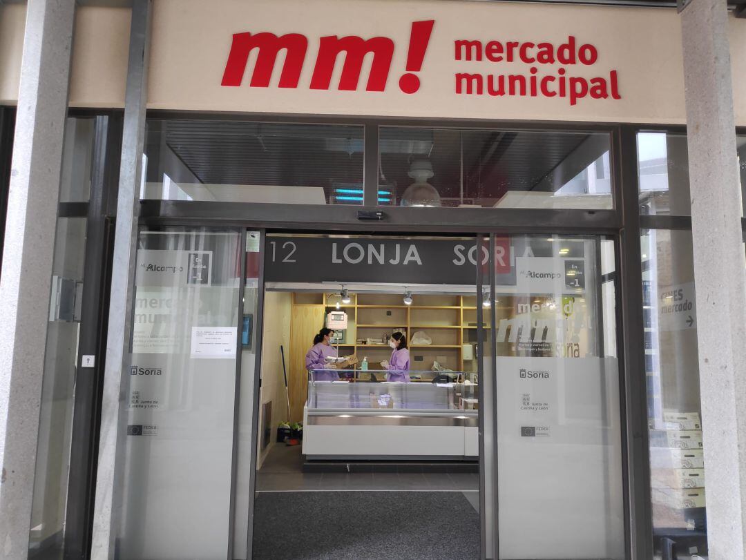 Las cestas de alimentos de las becas comedor se reparten en el Mercado Municipal.