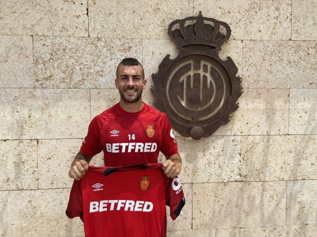 Dani Rodríguez posa con el escudo del RCD Mallorca tras su renovación.