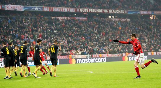 Lewandowski celebra su tanto de libre directo al Atlético de Madrid.