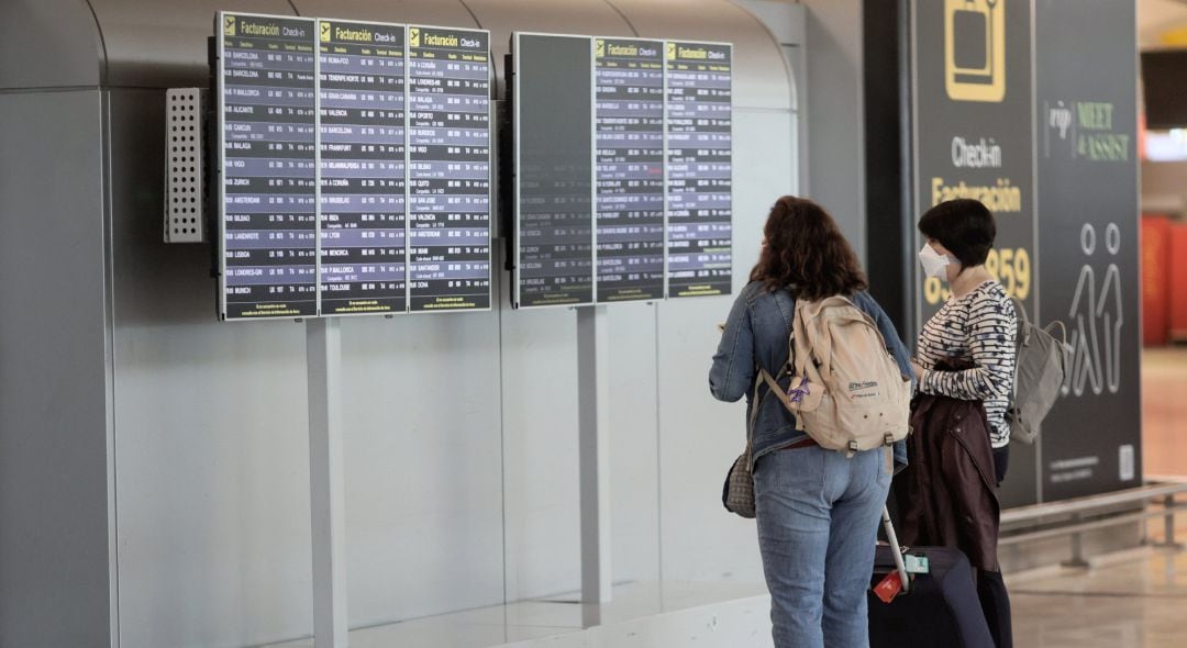 Dos pasajeras en un aeropuerto