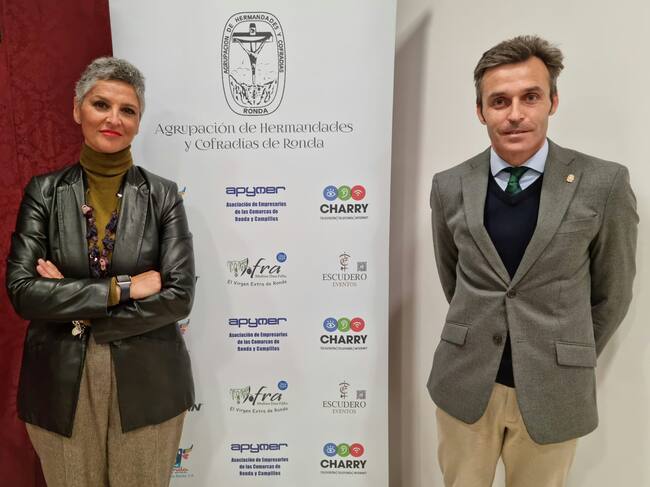 Carmen Barrera junto al presidente de la Agrupación de Hermandades y Cofradías de Ronda, Francisco Ruiz Arrocha