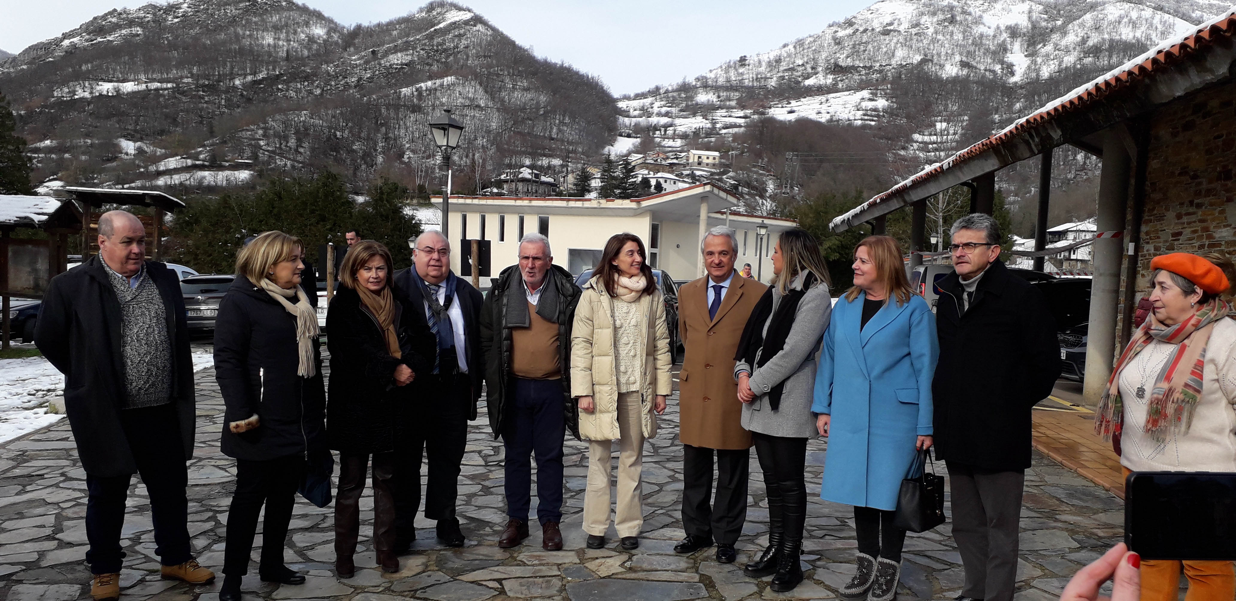 La ministra -en el centro, vestida de Blanco- posa junto a la consejera de Presidencia y los alcaldes de los municipios que se beneficiarán de la primera fase del proyecto.