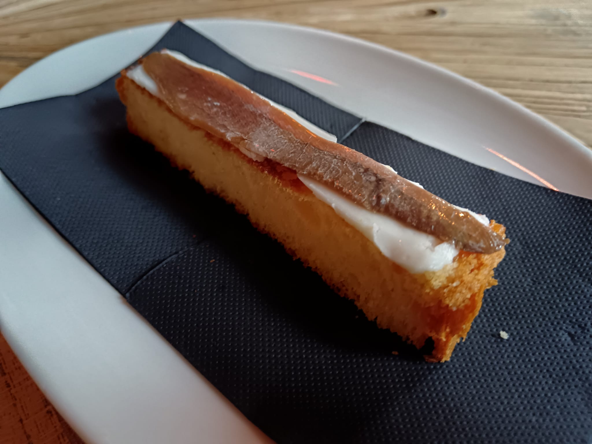 Anchoa sobre brioche con mantequilla de cabra