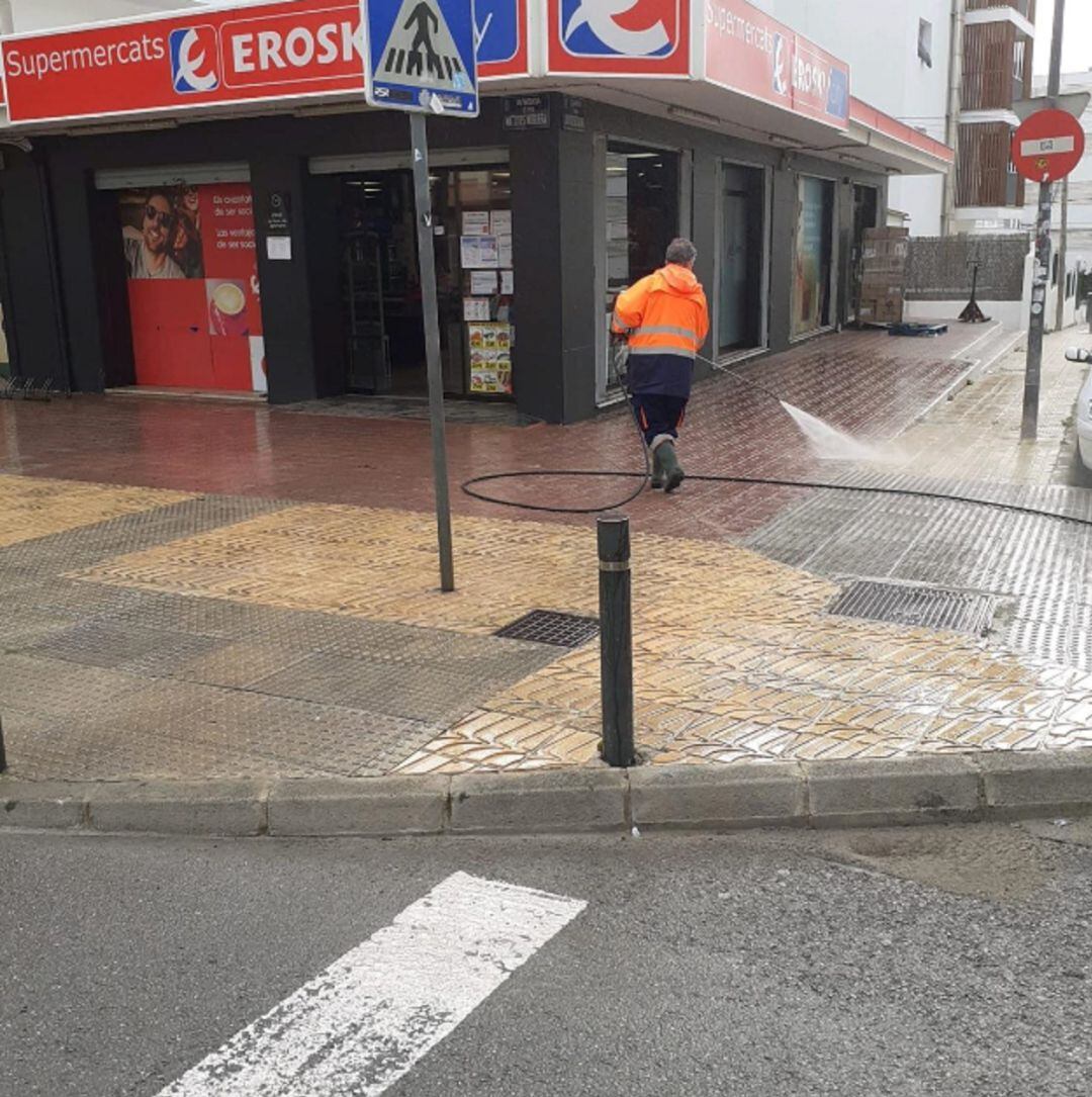 Tareas de limpieza en las inmediaciones de un supermercado.