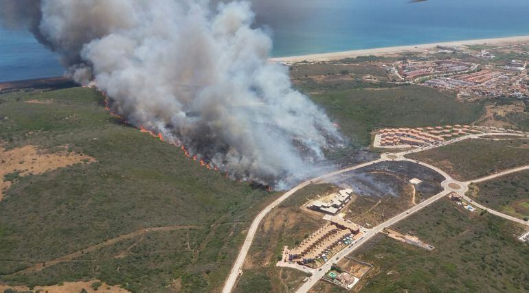 El incendio se ha originado muy cerca de una zona de viviendas en Santa Margarita, en La Línea de la Concepción.