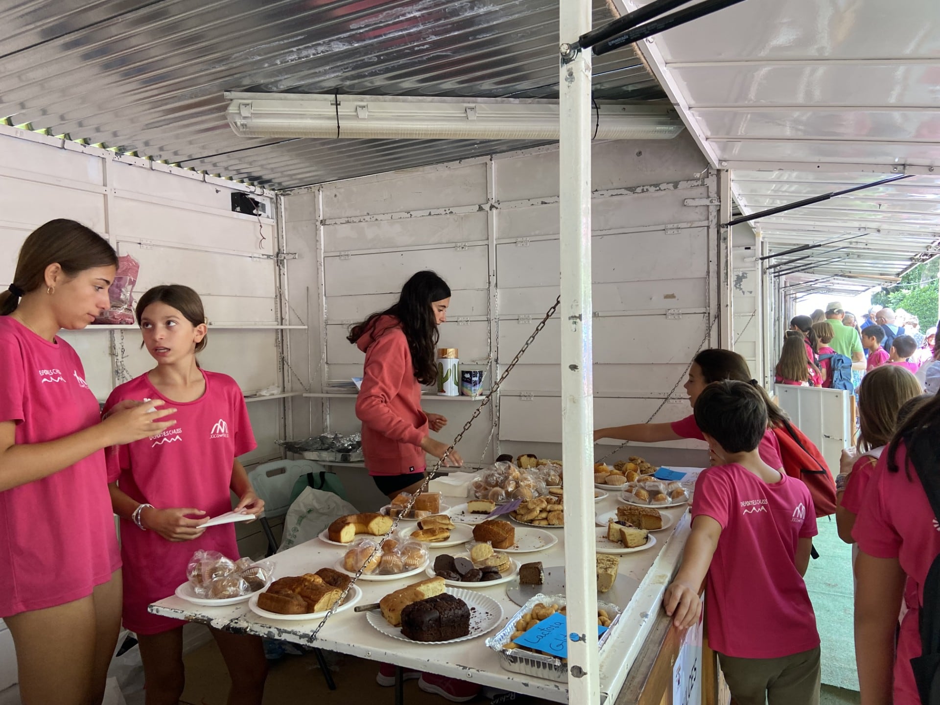 Los mayores de la Escuela hacen de vendedores. La comida es el producto más popular