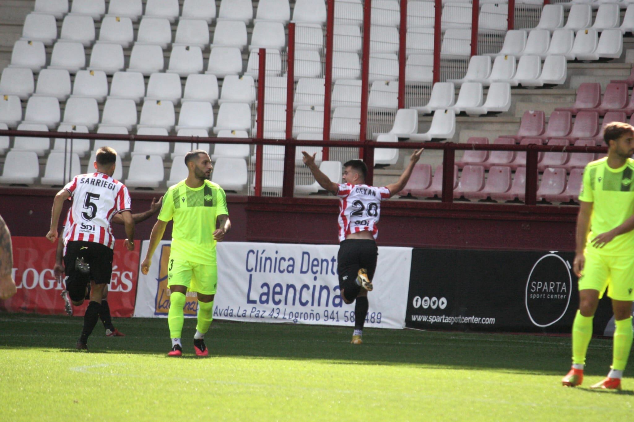 Gexan Elosegi celebra el tanto conseguido ante el CF Intercity / SD Logroñés