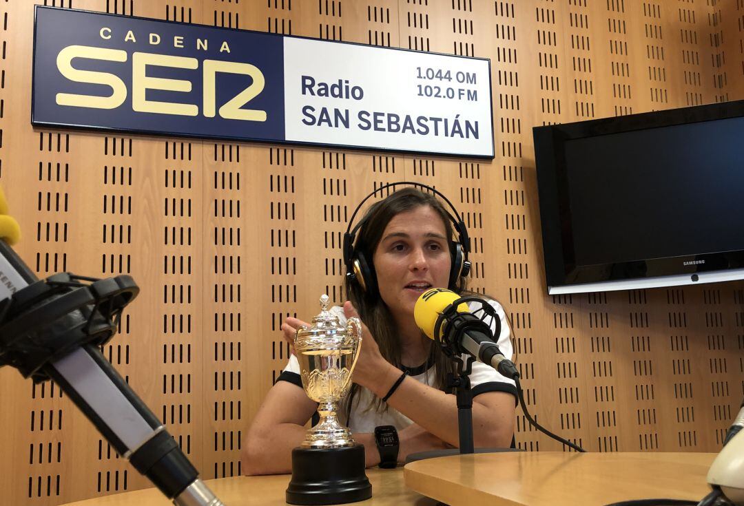 Sandra Ramajo en los estudios de Radio San Sebastián