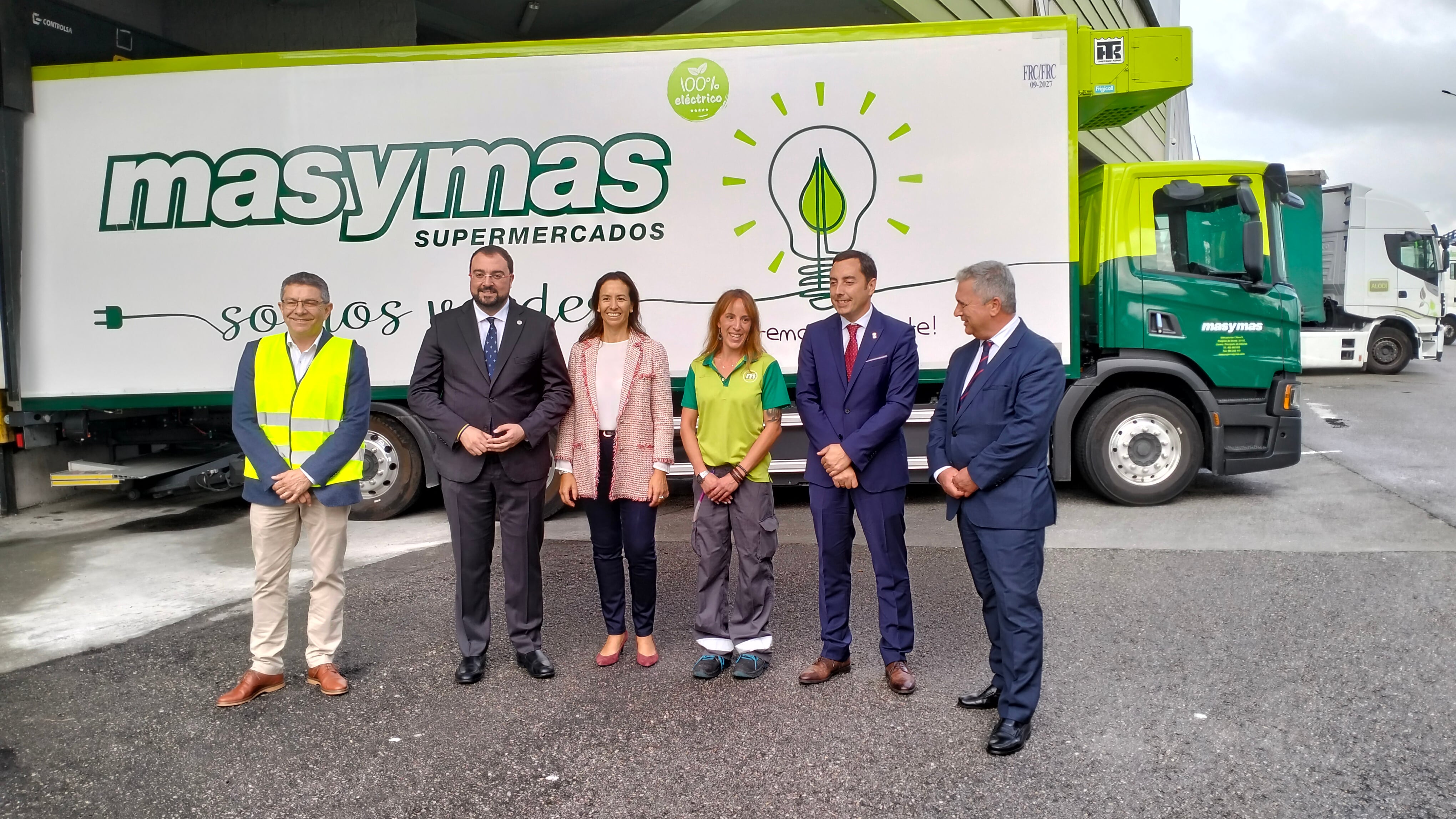 El Presidente del Principado, Adrián Barbón, y el Alcalde de Llanera, Gerardo Sanz, posan, junto a la Consejera Delegada y otros directivos, con uno de los camiones eléctricos de reparto que utiliza la compañía