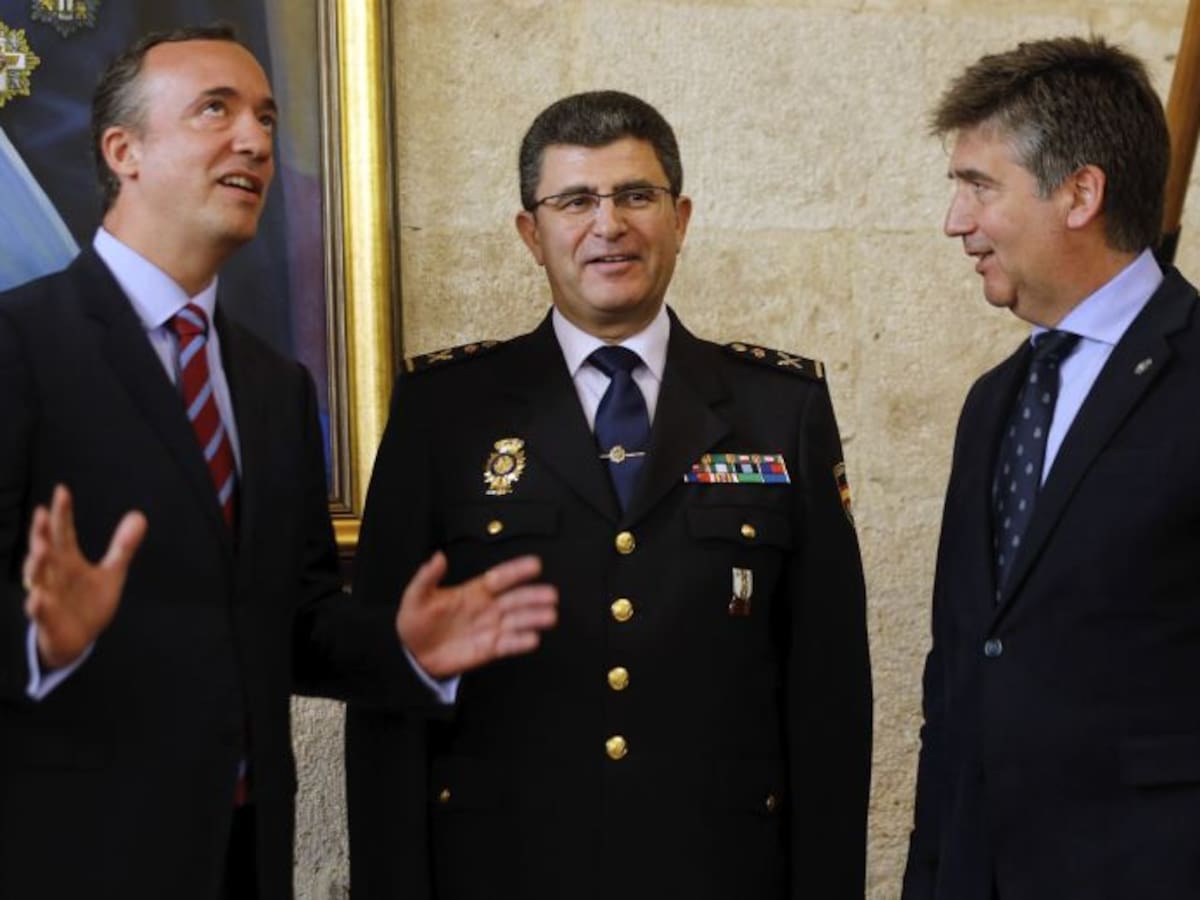 José Javier Cuasante toma posesión como nuevo jefe superior de Policía