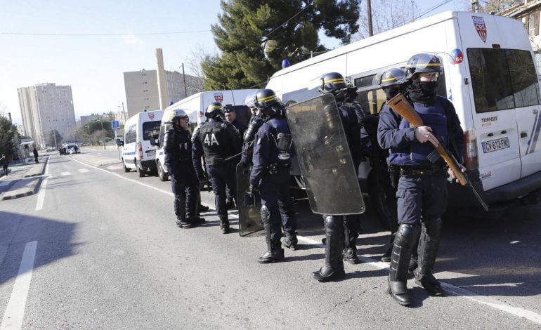 Agentes de las fuerzas de seguridad de la Policía Nacional francesa patrullan el popular barrio de La Castellane en el norte de Marsella.