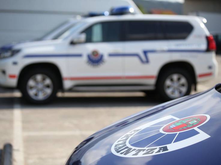 El vehículo que circulaba de forma temeraria ocasionó daños a un coche de la Ertzaintza / Foto: Cadena Ser