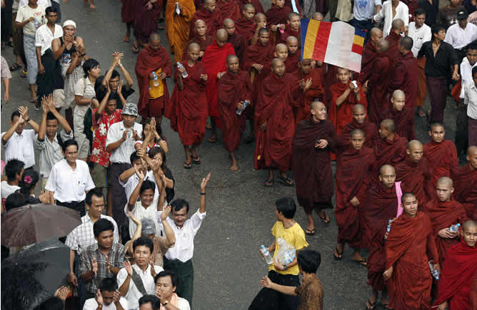 Civiles y monjes budistas prostestan contra el Gobierno en Yangon