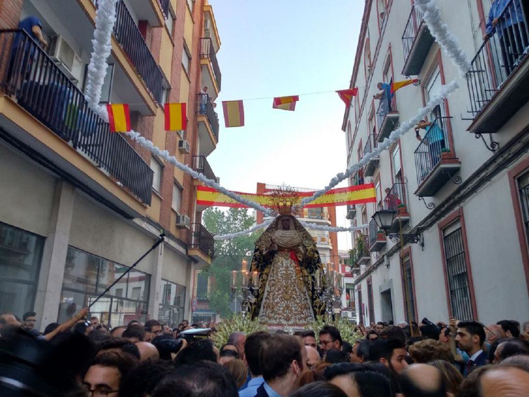 Una multitud ha rodeado en todo momentos las andas con la imagen de la Esperanza de Triana