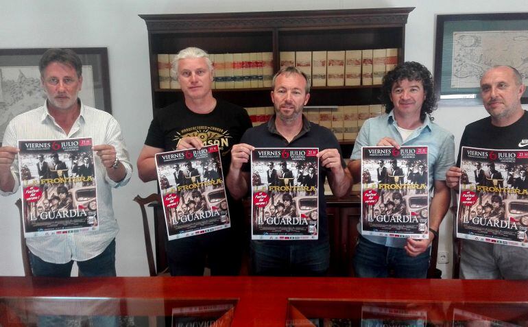 Los responsables del concierto  de Sant Jaume posan con el cartel  de La frontera y La Guardia.