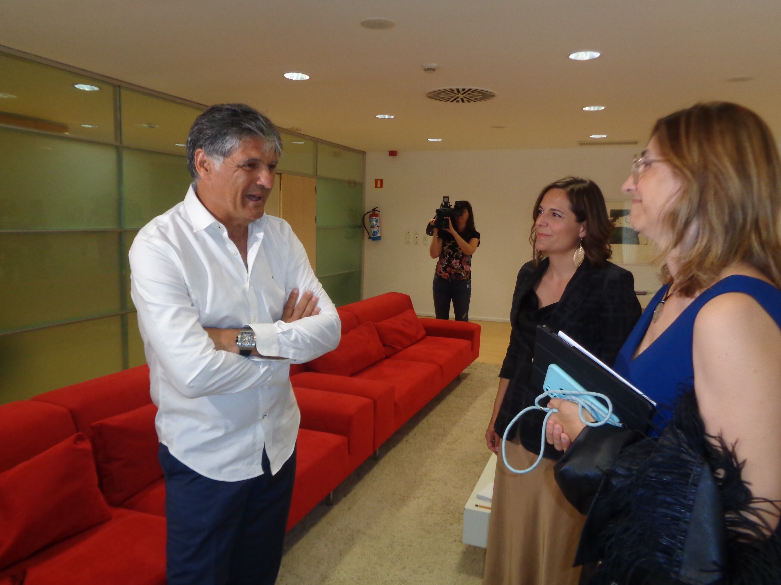 Toni Nadal con la alcaldesa de Aranda, Raquel González (dcha) y la concejal de Promoción, Olga Maderuelo, antes de la conferencia