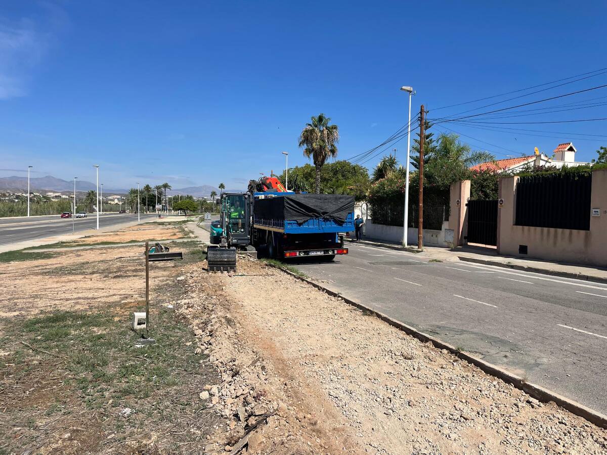 El Ayuntamiento de Elche comienza el plan de renovación de aceras en pedanías