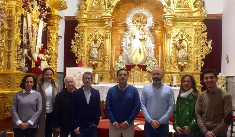 El orfebre Ramón León, tercero por la izquierda, hará la nueva corona de la Virgen del Rosario de Aznalcóllar