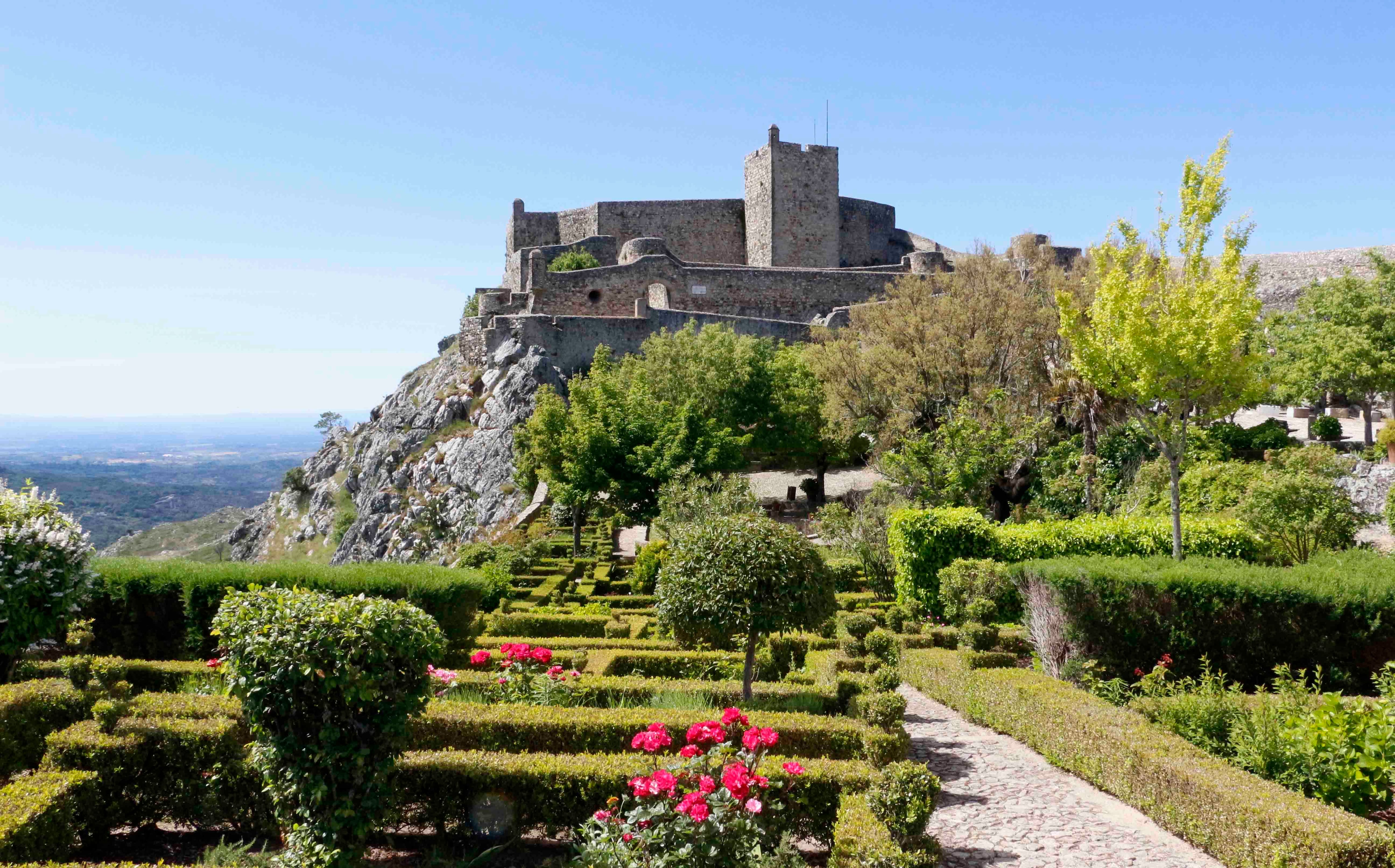 Jardines y castillo del pueblo medieval de Marvão.