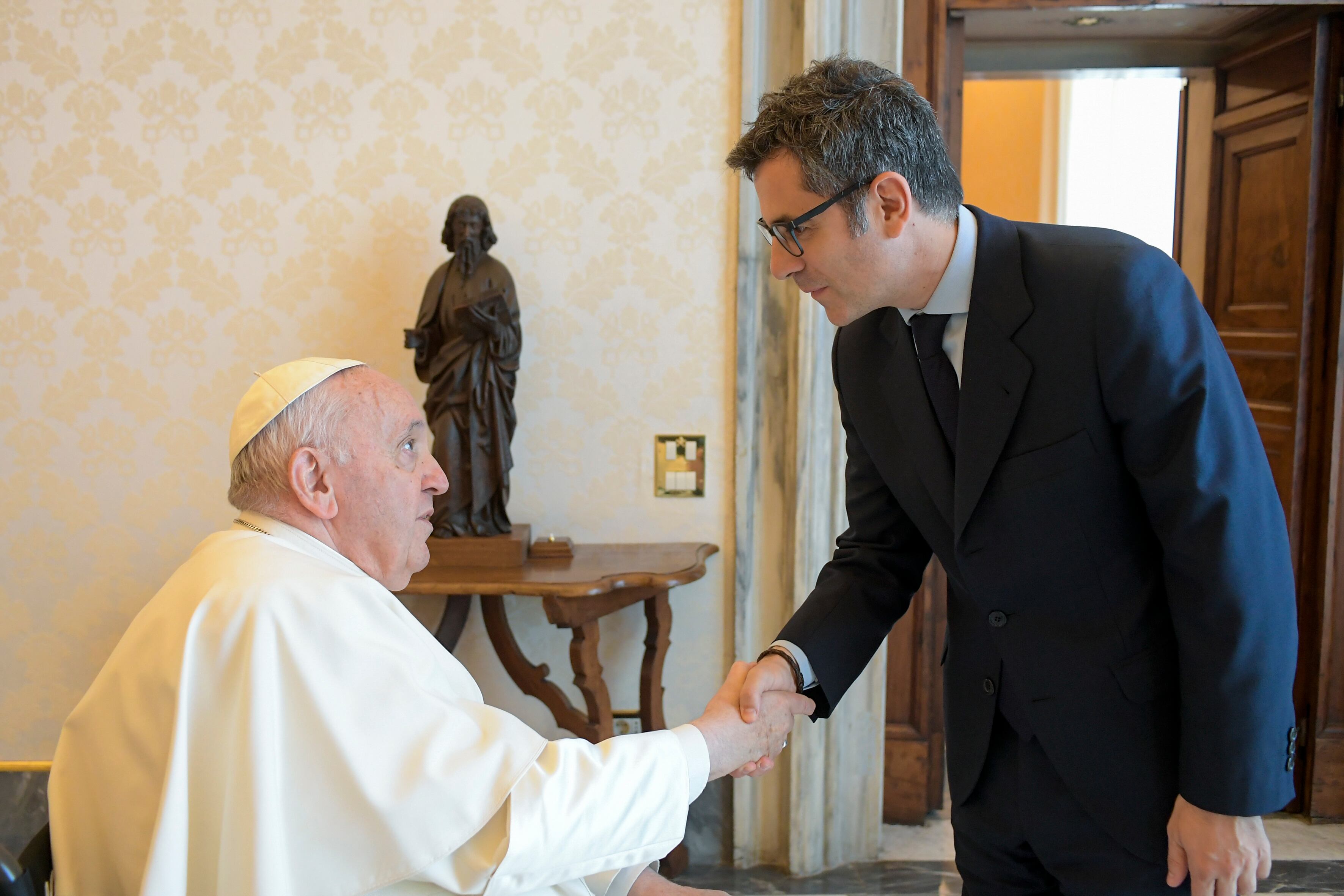 El papa Francisco recibe al ministro español de la Presidencia, Félix Bolaños, antes de mantener una audiencia privada en el Vaticano.