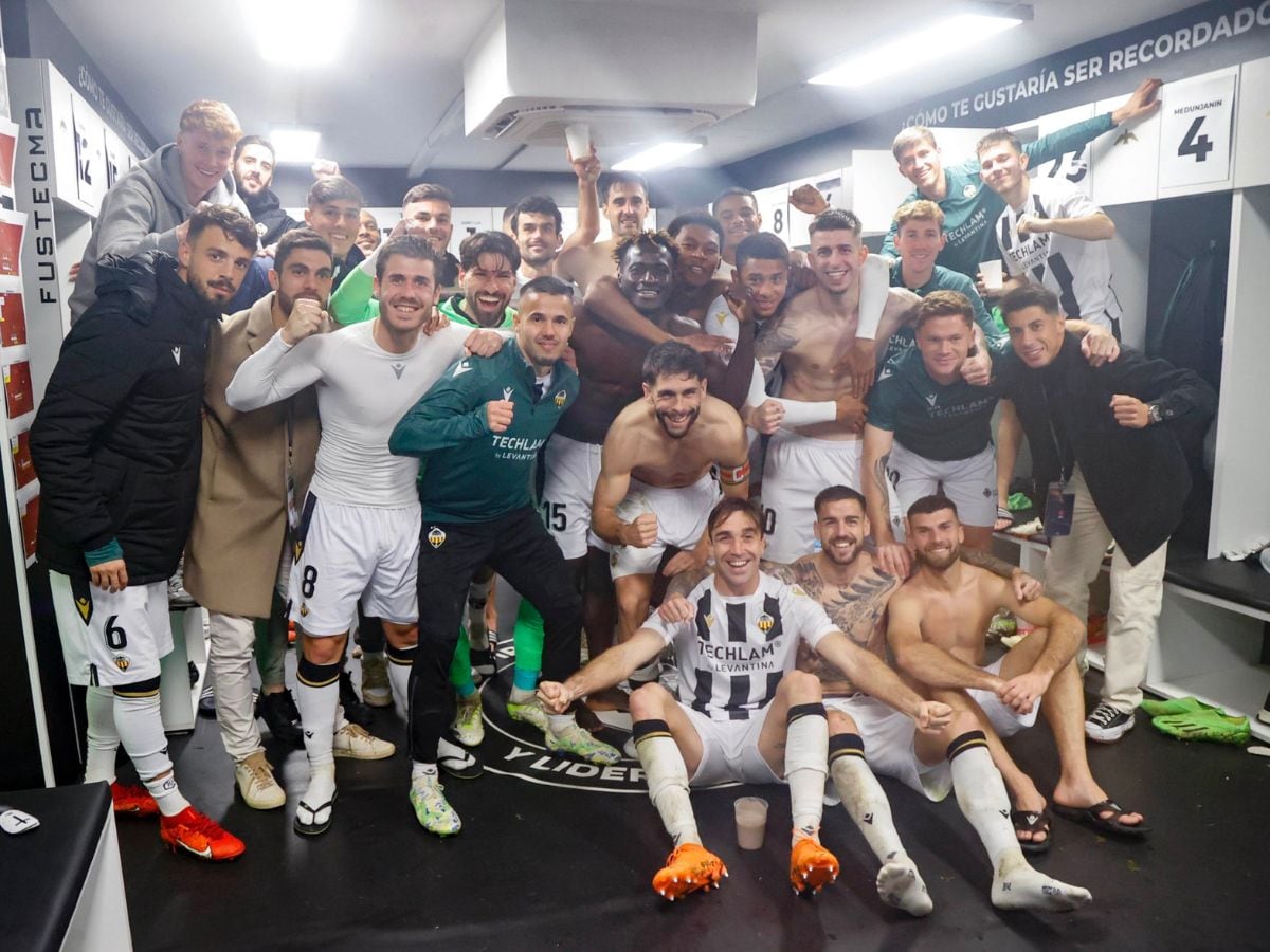 El Castellón celebra en el vestuario la victoria frente al Antequera en Castalia