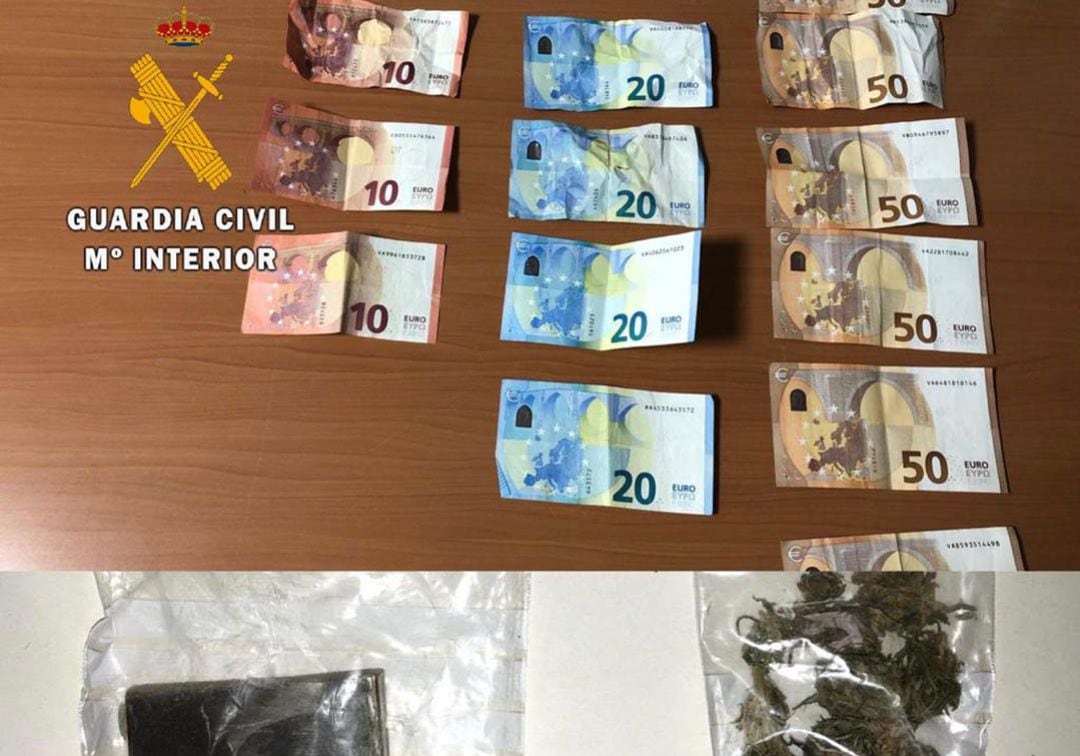 Dinero y parte de la droga decomisada por la Guardia Civil