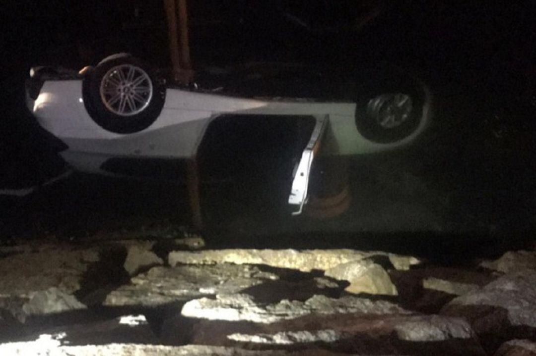 Coche que se precipitó al mar en el espigón de reparación de Bouzas. 