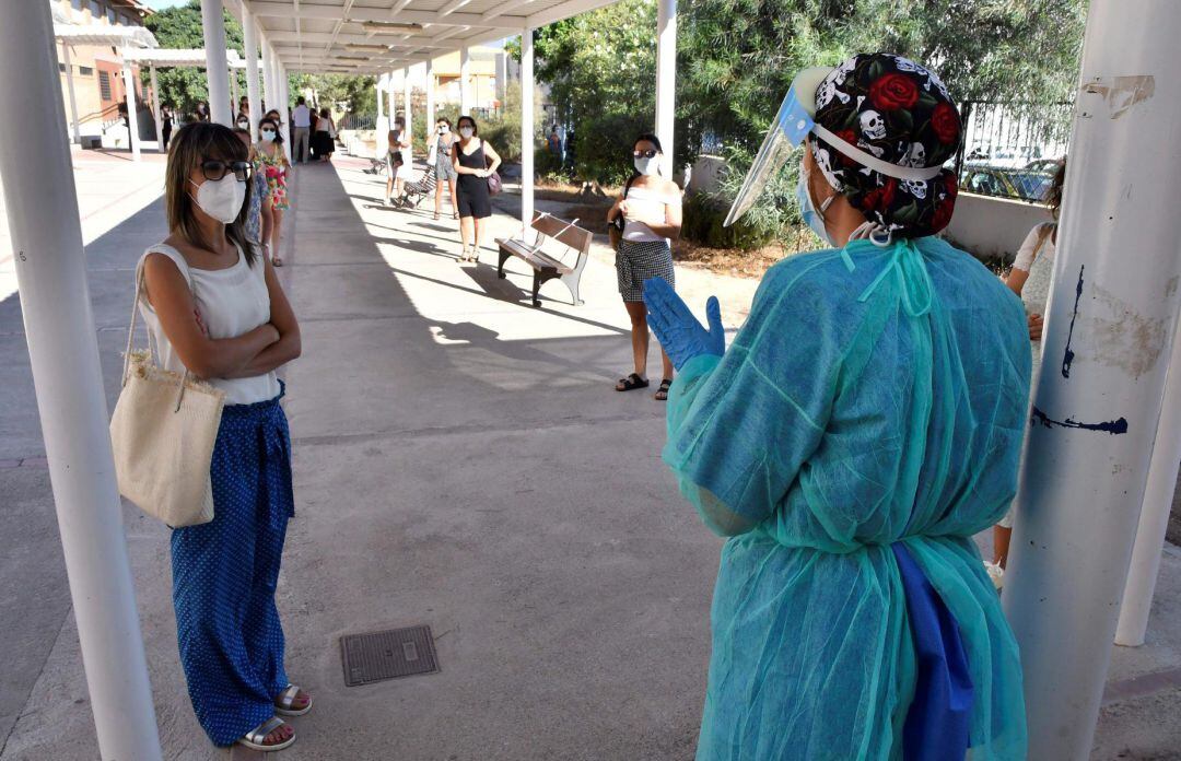 Una enfermera da indicaciones a un grupo de maestros.